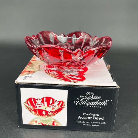 New ~ Studio Crystal The Queen Elizabeth Collection Fine Crystal Accent Bowl - Picture 2 of 9